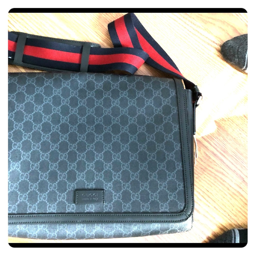 Men’s Gucci messenger bag